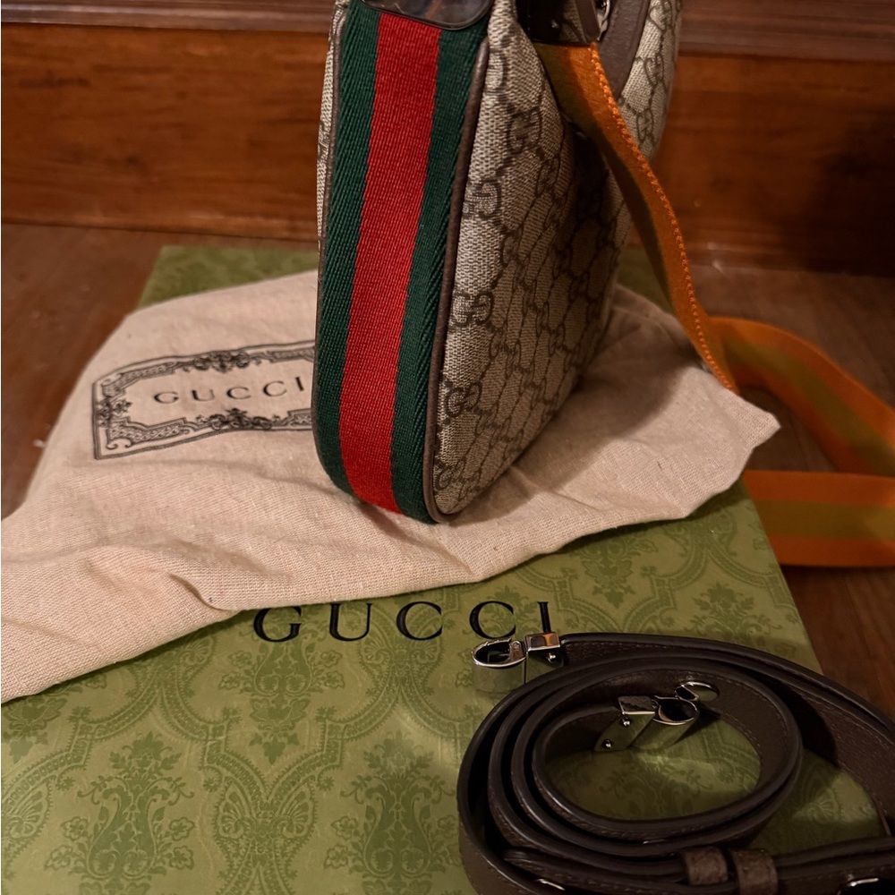 Gucci Attache Small Shoulder Bag In Beige And Ebony Supreme Canvas
Authentic - Picture 3 of 15